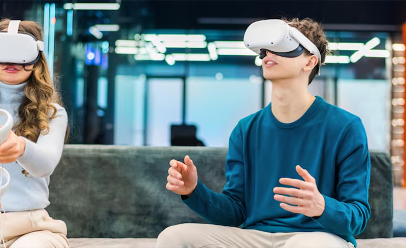 Smart VR headset charging cabinet for device display and charging in VR retail experience stores