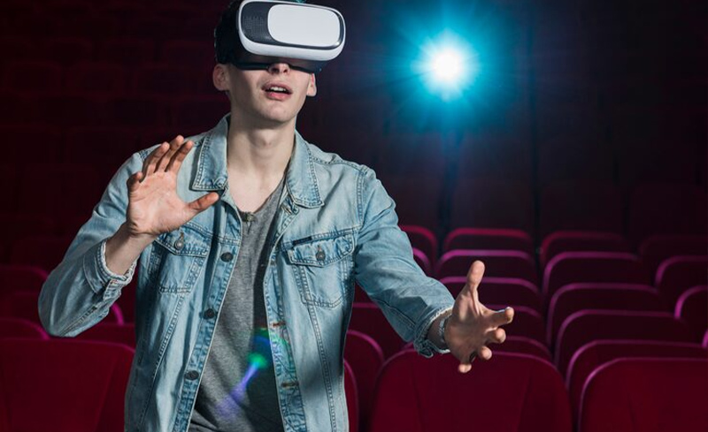Smart VR headset charging cabinet for batch headset management in VR immersive theaters