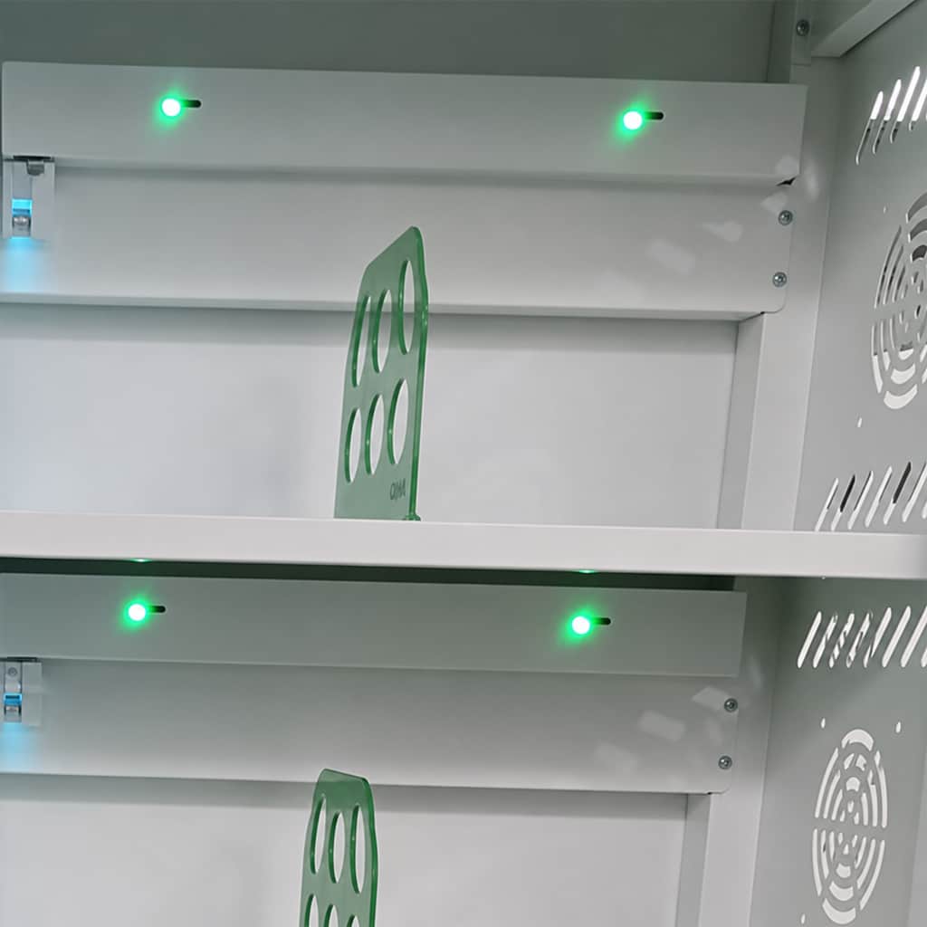 Auto power-off when fully charged with status indicators for smart VR headset charging cabinet